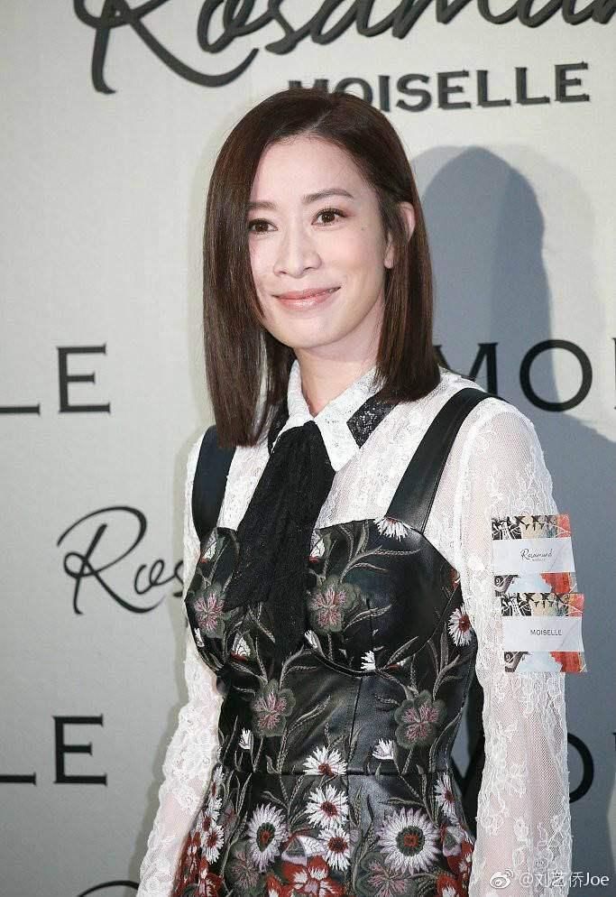 许久不见的关之琳亮相，昔日女神55岁穿短裙装嫩，气质不输佘诗曼