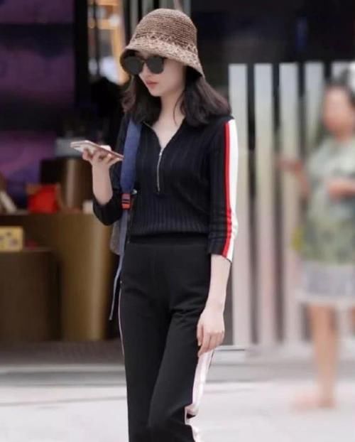  「气质」街拍：沉鱼落雁的美女，一件一字肩上衣配牛仔短裤，时尚魅力气质