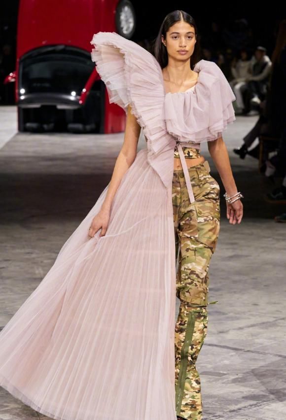  礼服：这大约就是我见过最“潮”的婚纱礼服，“一半运动衣一半长裙”，贼引人注意