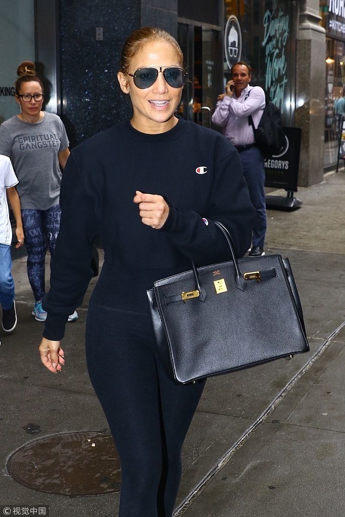 洛佩兹身材肥美脚踩荧光绿跑鞋格外显眼 龙凤胎女儿手捧镶钻水杯