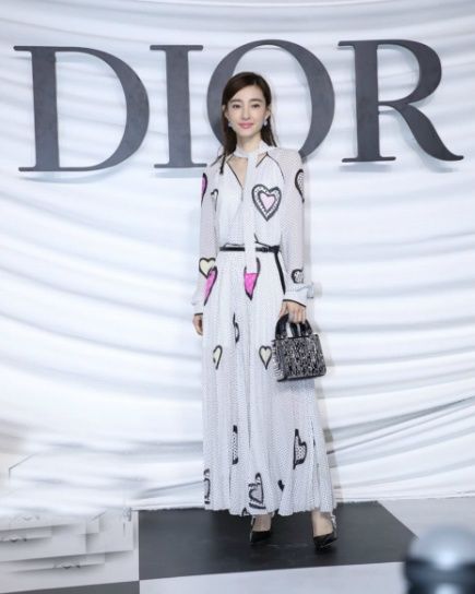 都是品牌活动大使，baby昂首挺胸造型仍输景甜，差距太大了