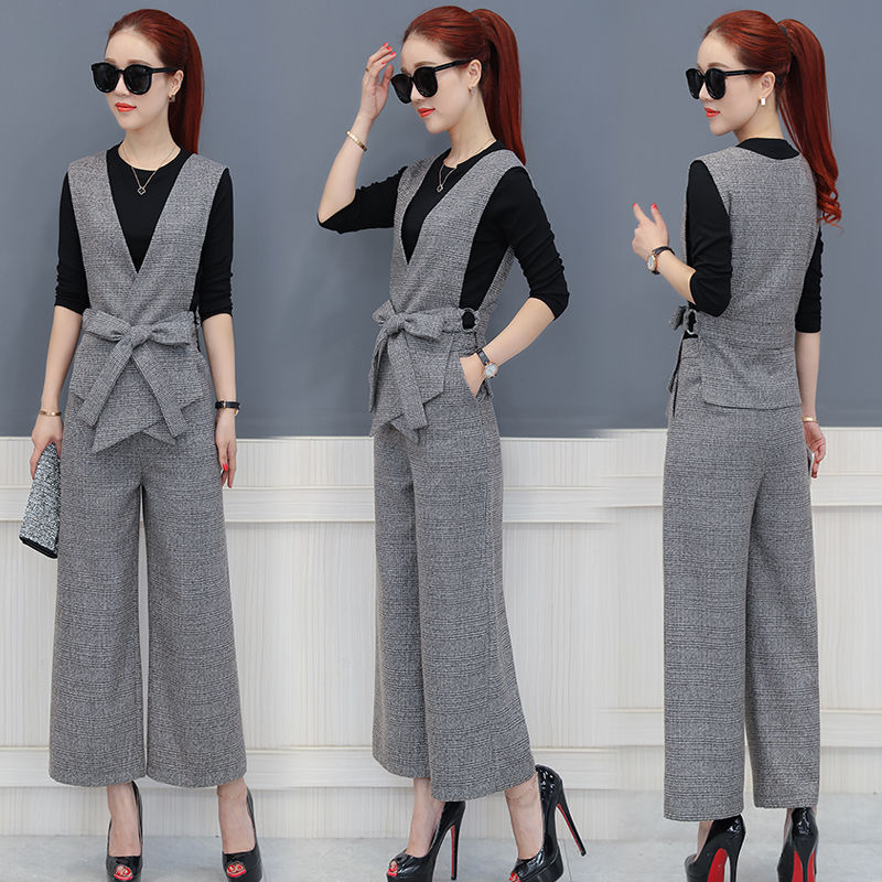 立秋了说冷就冷，聪明女人不买阔腿裤，穿这秋季套装，美翻了