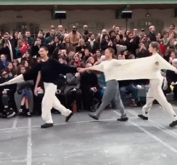  『大赛』时尚界迷之设计大赛！背上绑张床走秀，拎包入住吗？