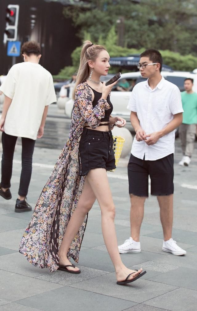 路人街拍，牛仔短裙这样搭很美丽，而且美成风景