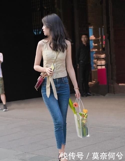 宛若:半披肩长卷发配蓝色修身牛仔裤搭蓝高跟 宛若精灵 魅力无限