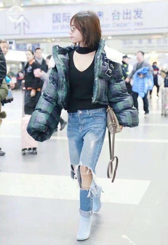 20岁关晓彤和37岁蔡依林同穿大棉服，一位时髦，一位土气？
