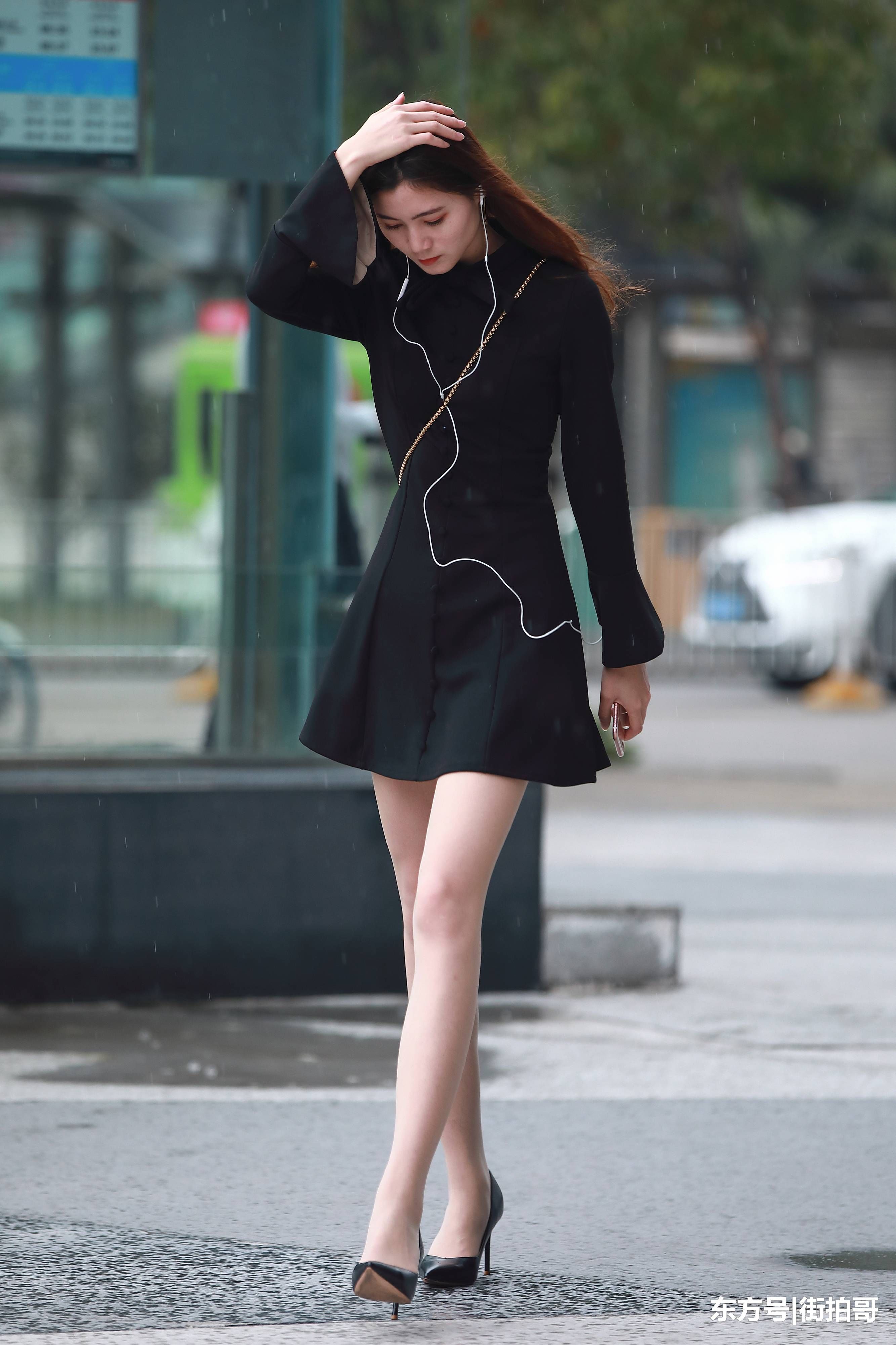 街拍联盟：雨中漫步的肉丝美女，连衣短裙配高跟彰显女神风范