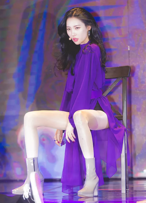 韩国第一美腿宣美,穿高开叉裙秀腿,网友:皮包骨有什么好看!