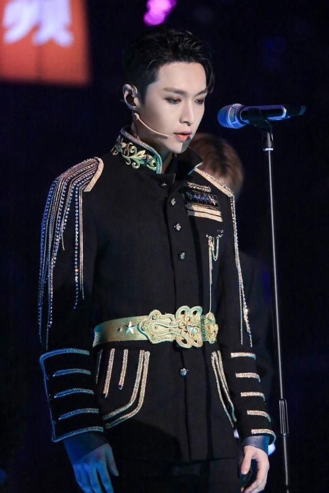 蔡徐坤眼妆像吸血鬼伯爵，可看到艺兴眼妆，才知道啥叫挪不开眼睛