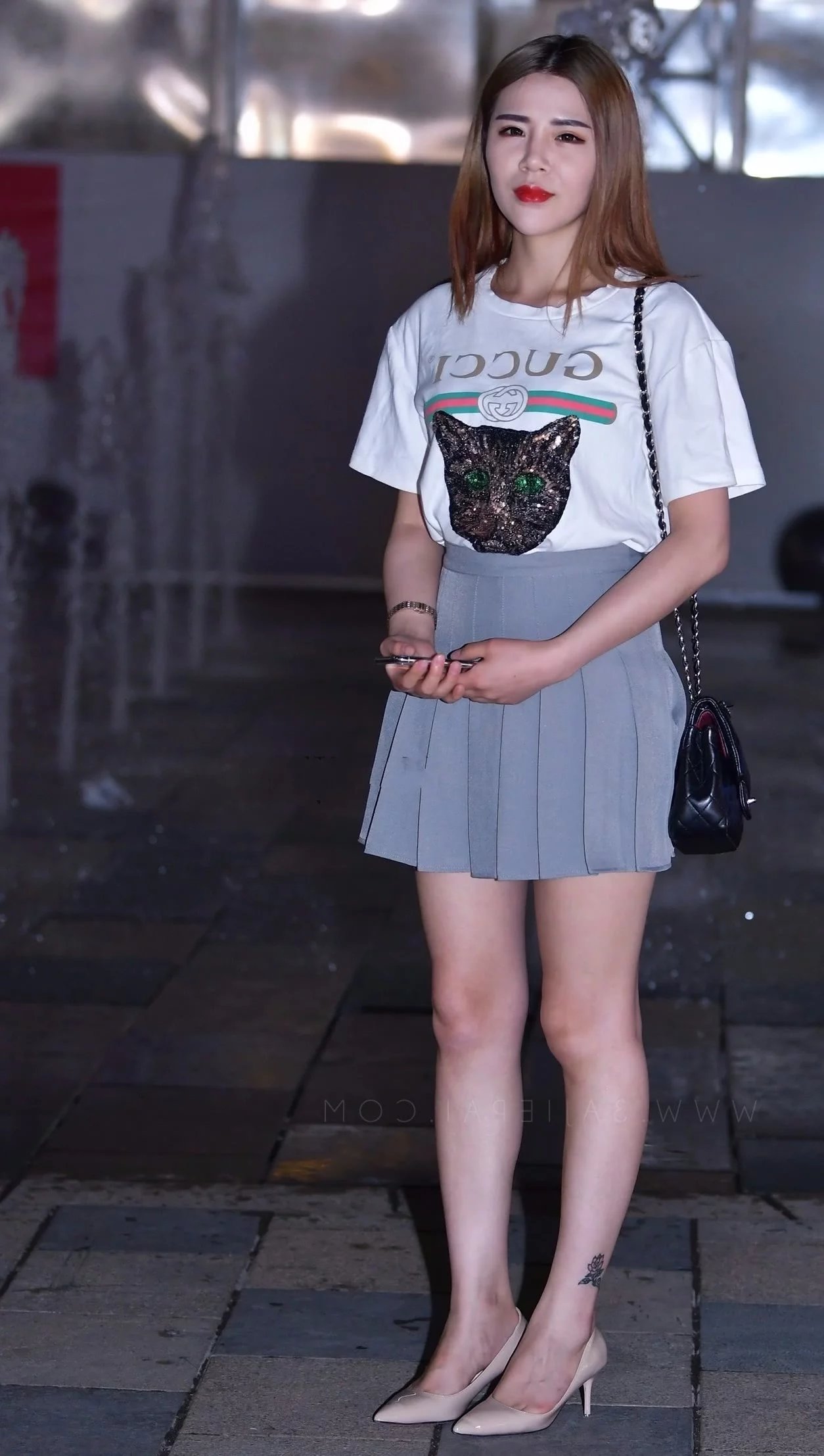 气质小姐姐逛街走累了坐路边不肯走，网友：短裙坐在石墩上会不会