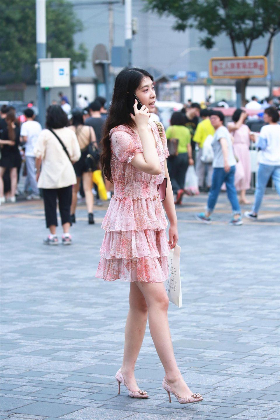 街拍:美腿搭配尖头超细高跟鞋