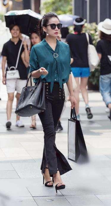 街拍: 小姐姐白色的吊带上衣,下身穿着黑色牛仔包臀裙,非常好看