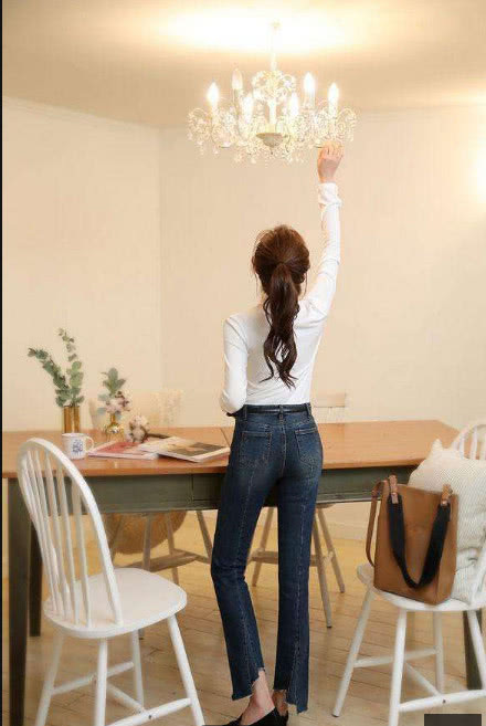 紧身裤显得那么美丽大方，整体散发着一种低调优雅的淑女气质