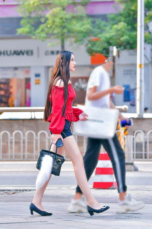 街拍: 美女穿紧身连衣裙, 好身材呼之欲出!