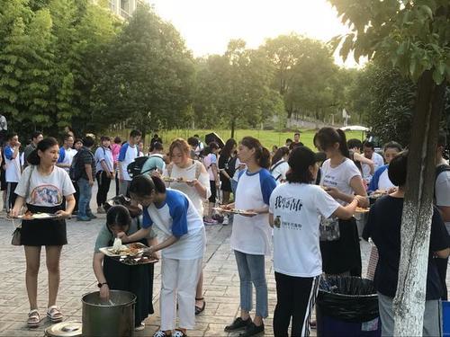 妹子，你还减肥？43岁的梅婷撞衫田海蓉，输了年龄赢了身材