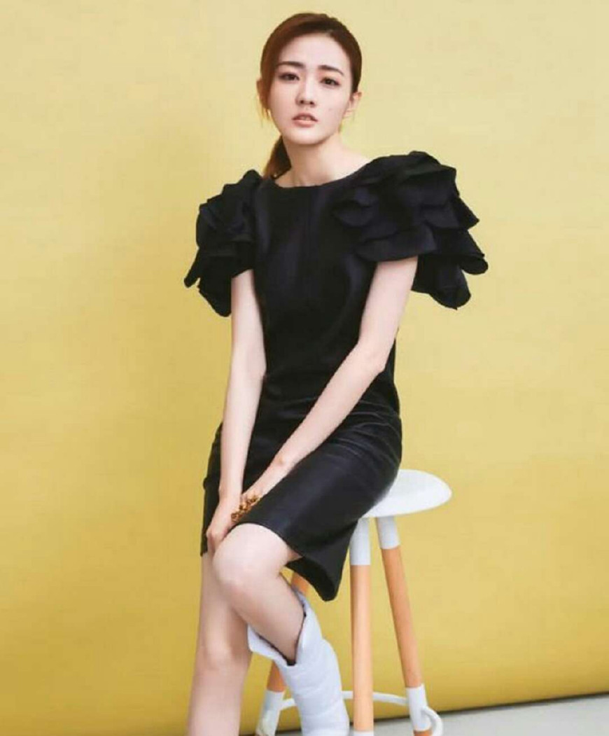 徐璐现在这是怎么了？在机场中穿了一身大妈的裙子！