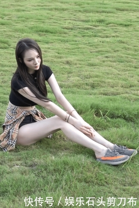 『 美女』草地上坐着能舒服吗？，草坪上休息的美女