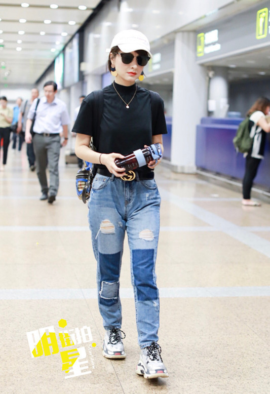 吴昕为显腿长把中腰裤拉成高腰裤，这明显的三角区真是辣眼睛