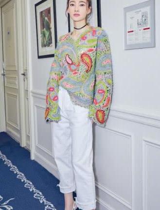 王丽坤穿米色花裙美是美，就是撑不起这件裙子，上半身看着太尴尬