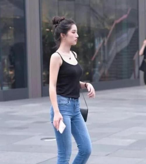  『短袖』养眼女神街拍：一笑千金的小姐姐，一件白色短袖配牛仔裤，青春靓丽迷人