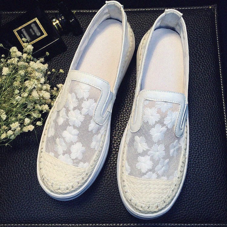 70后别穿凉鞋了，今年巨火的“瓢鞋”，透气舒服好穿时髦不累脚