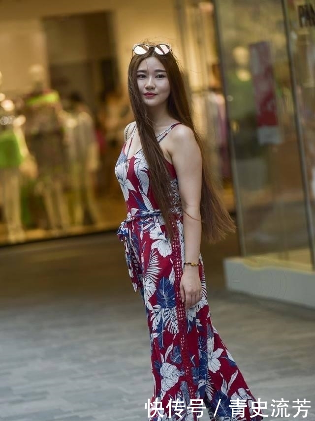  『感觉』街拍：小姐姐看起来很有时尚丽人的感觉，蓝色牛仔裤搭配吊带背心