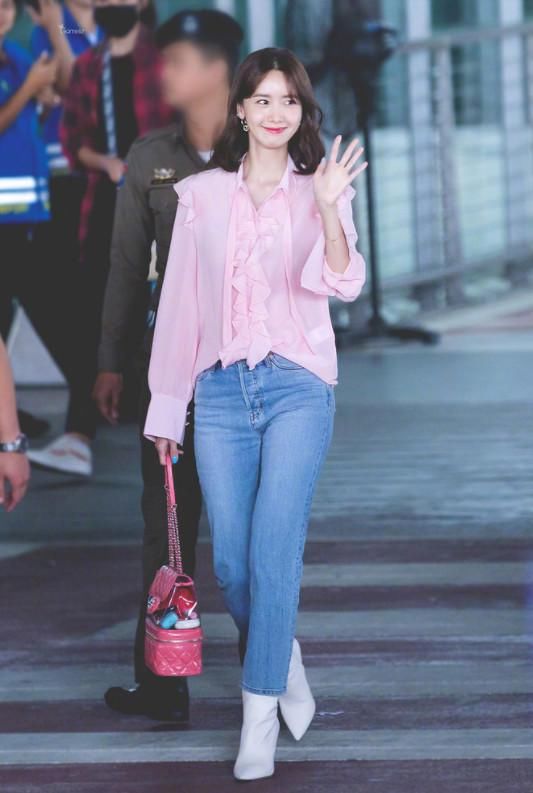 林允儿是认真的？穿牛仔裤搭白短靴，这下半身看着就尴尬！