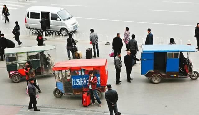 为什么火车站阿姨那么热情，而且住一晚才四五十，其中有何蹊跷？