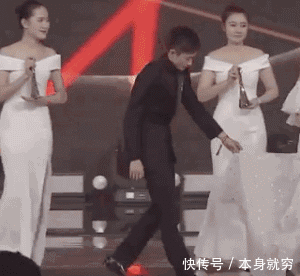 何炅穿越人群拥抱谢娜