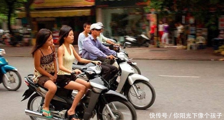 越南边境大街上,为何大捆人民币随意摆在街头?这么做有什么意义