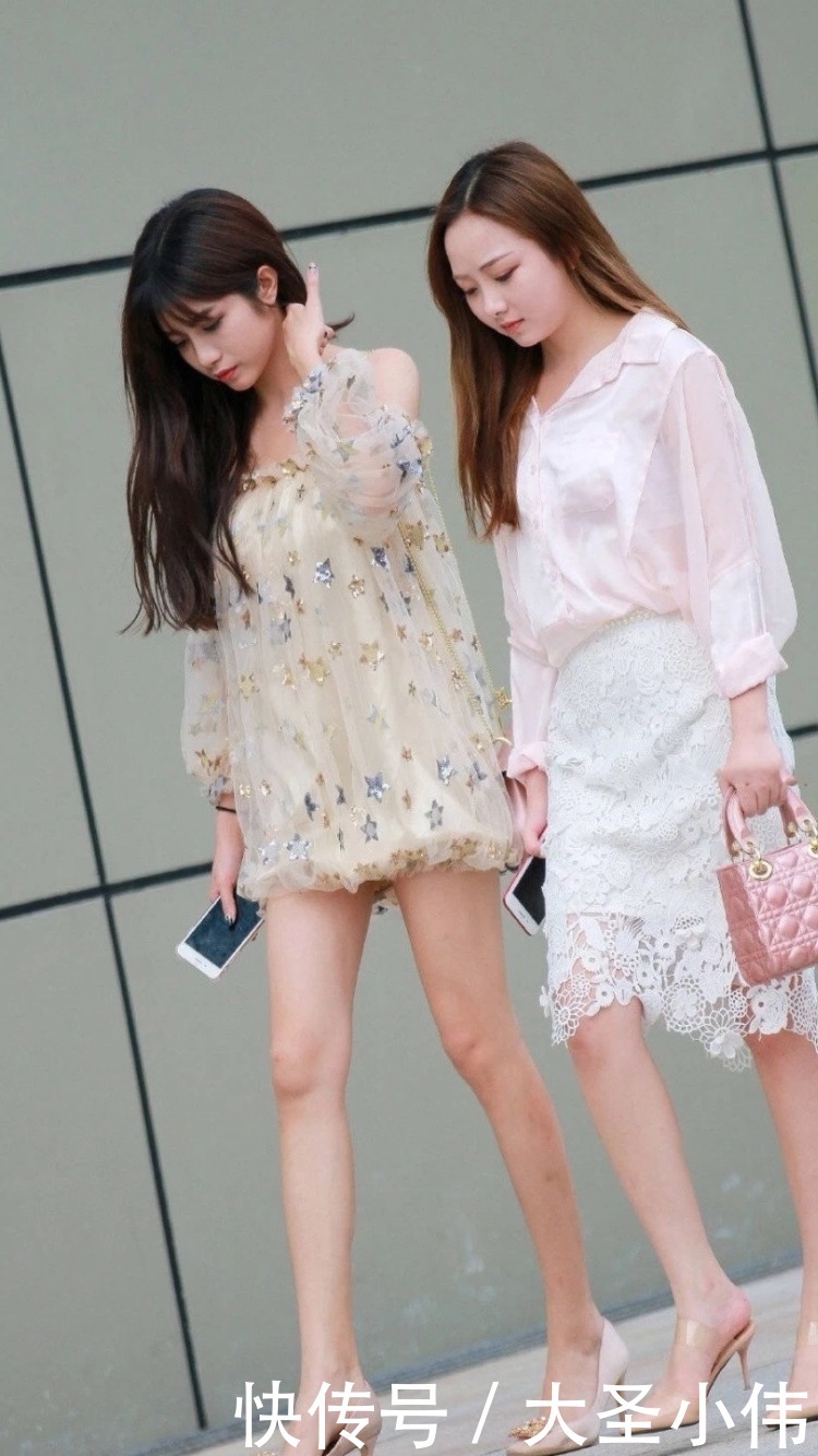 美女|美女街拍:小姐姐是元气美少女,笑起来好清纯呀,这件裙子好可爱