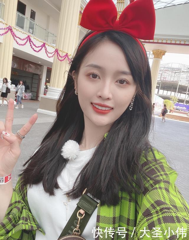  #感好#吴宣仪元气感好强，穿绿色格纹衬衫美到心坎，不愧是90后当红小花