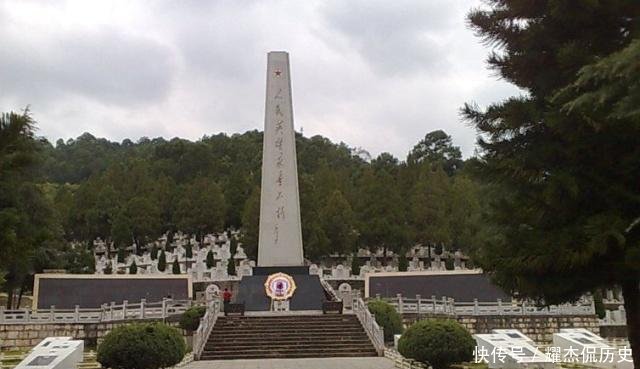 麻栗坡长眠着李海欣等近千名烈士，最小的16岁，墓碑上镌刻和平鸽