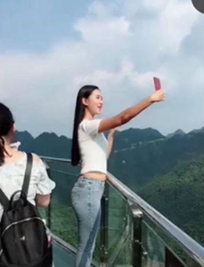 美女姐姐在玻璃栈道拍照，被男孩撞了一下，这代价有点大