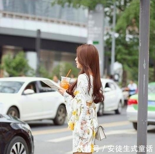  「身材」街拍：大墨镜，灰色紧身T搭配白色裤子，小姐姐的身材凹凸有致