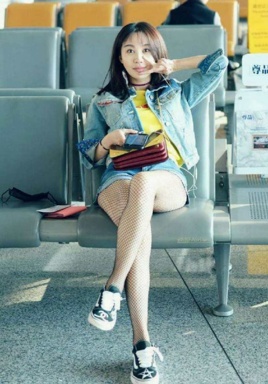 李菲儿穿渔网袜，现身在机场当中，简直是太时尚了