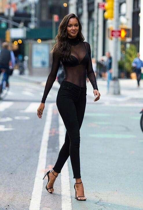 谁说一白遮三丑，维密天使“黑珍珠”告诉你，小麦色气质更出众！