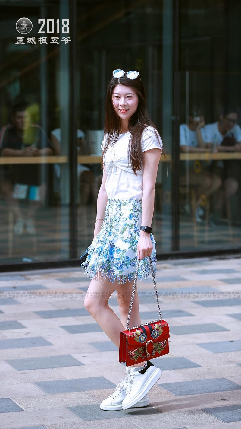 街拍：三里屯的女孩一个比一个漂亮，尤其是东方女孩更美