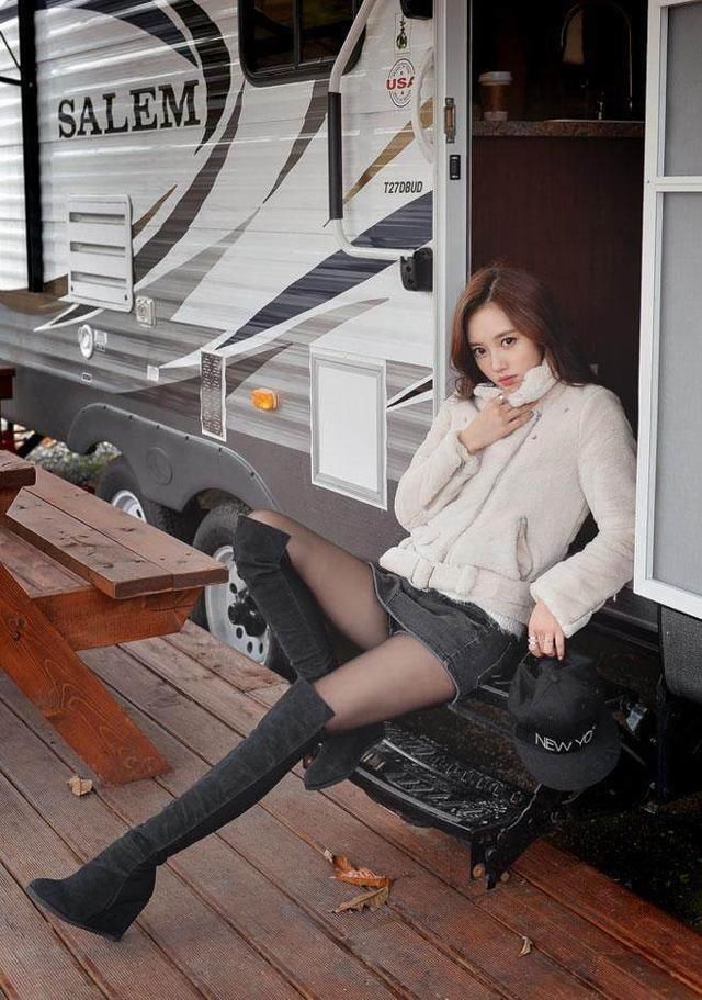 紧身裤时尚百搭又撩人,藏不住的美,娇媚又颇具女人味