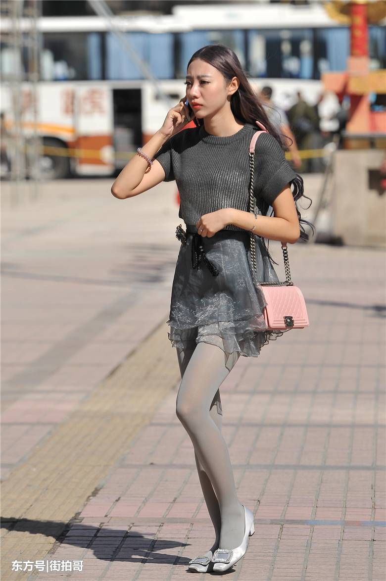 街拍联盟：难得一见的灰丝细腿美女，女神雅典娜附体了