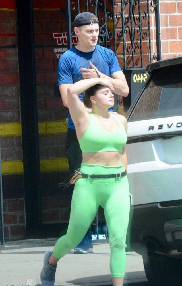 萌妹子紧身衣穿出完美的身材曲线，精致的五官让人眼前一亮