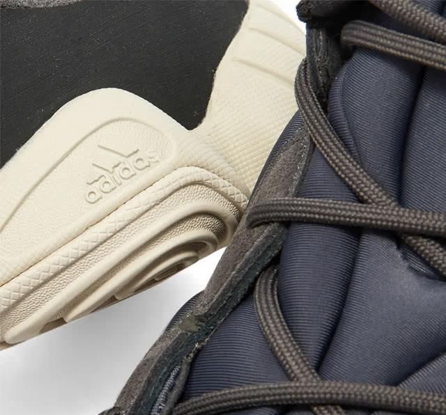 『利器』灰色绒面皮革搭配海军蓝 出街利器Yeezy500来了