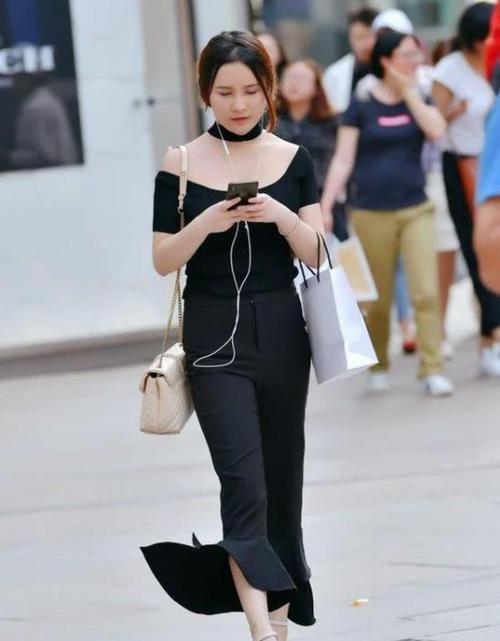  「荷叶边」街拍：气质高雅的小姐姐，一件白色上衣配蓝色休闲裤，时尚活力范