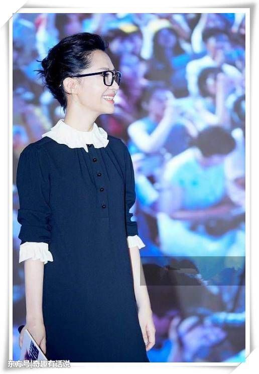 49岁许晴和20岁关晓彤同穿娃娃领上衣，网友:气场差距尴尬了