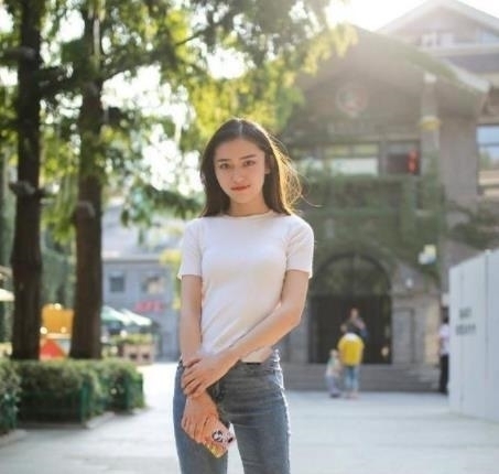  【特别】街拍：青春靓丽的小美女，雪白如玉的脖颈，特别美丽动人