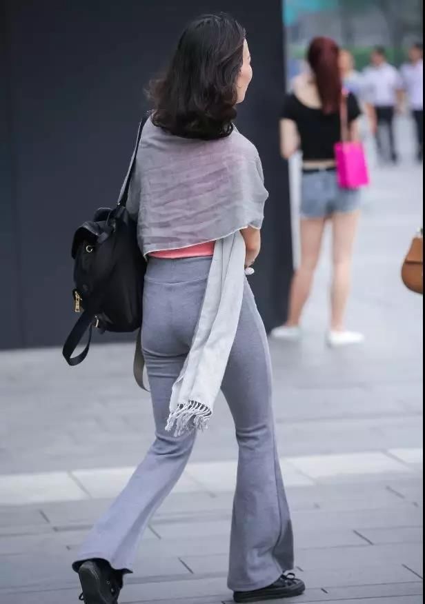 街拍：体态风满，穿运动套装大姐