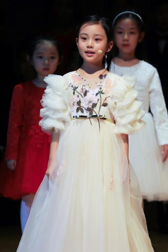 #跳舞#7岁甜馨长成大姑娘,穿运动装陪妈妈跳舞健身,这种乖巧让人心疼