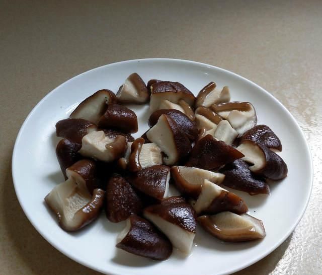  鲜菇：蚝油鲜菇西兰花，简单又好吃，清脆可口，一出锅抢着吃