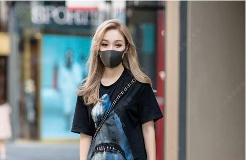  特别适合：头发多女生，从肩部往下烫卷的发型，时尚好打理