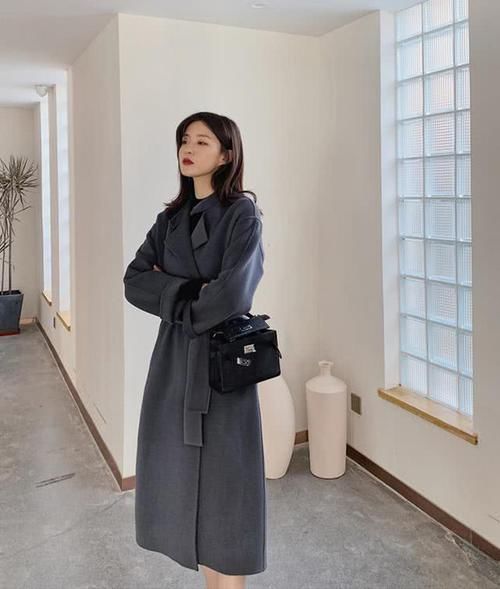  『黑灰』女人到了30岁多穿这5种高级色大衣，比黑灰百搭还大气，显气质